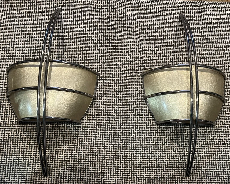 Par de apliques de pared modernos vintage de mediados de siglo de cromo y vidrio Foto 1 de 4