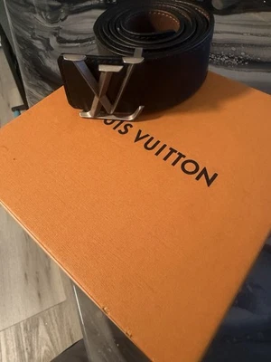 Cinturón reversible Louis Vuitton LV Initials 40 mm monograma eclipse Foto 1 de 4