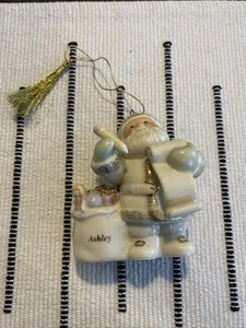 Lenox Papá Noel revisando su lista adorno de Navidad “Ashley” hecho a mano - Imagen 1 de 7