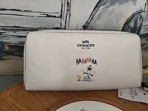 COACH x PEANUTS  Snoopy Collaboration Round Zipper Long Wallet White - Picture 1 of 5