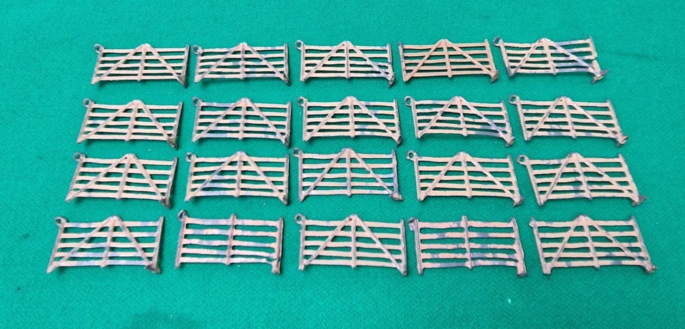 20 x Accesorios de granja cercas de metal pintado vintage 1:32 de Gran Bretaña Foto 1 de 4
