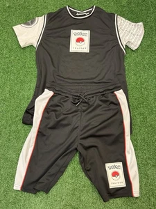 Pokémon Set Atletico "Allenatore" - Camicia e Pantaloncini - Nero/Grigio - Giovani 13-14Y - Foto 1 di 6