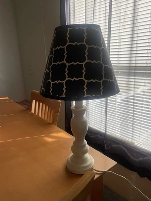 Lámpara de mesa moderna blanca con pantalla de patrón blanco y negro - probada y funcionando Foto 1 de 2