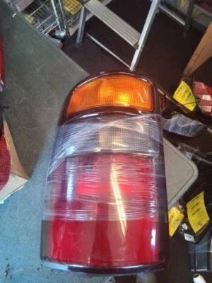 Luz trasera izquierda del conductor para Chevrolet Suburban 1500 2000-2003  Foto 1 de 4