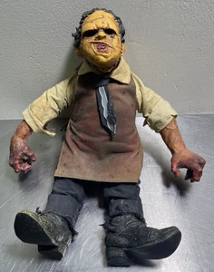 Mezco Cinema Of FearDeluxe Peluche TEXAS MOTOSIERRA MASACRE LEATHERFACE sin motosierra - Imagen 1 de 10