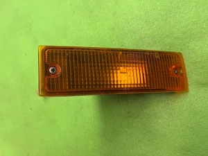 81 82 83 84 NISSAN MAXIMA LUZ MARCADORA DELANTERA OEM RH PASAJERO DERECHO MONTAJE PARACHOQUES - Imagen 1 de 8
