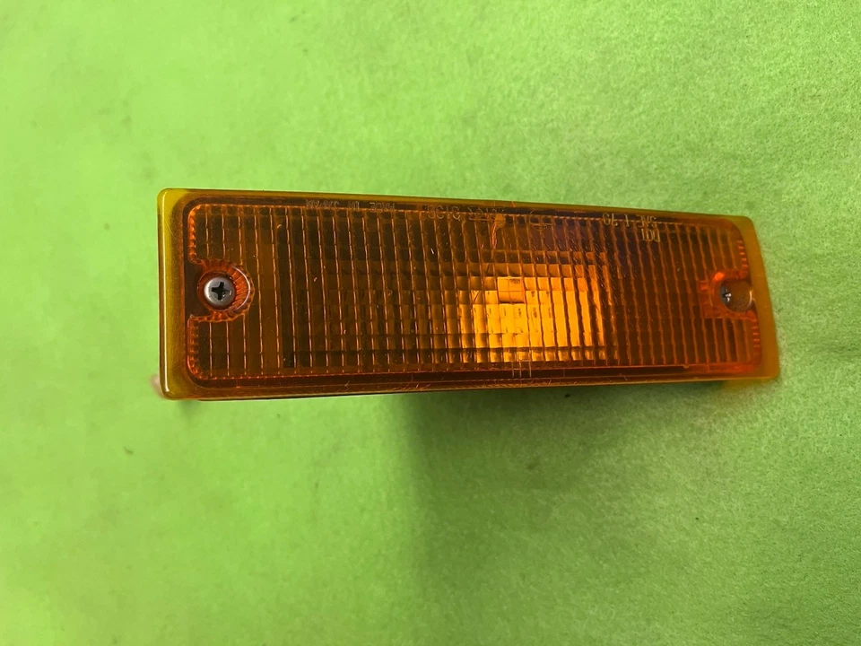 81 82 83 84 NISSAN MAXIMA LUZ MARCADORA DELANTERA OEM RH PASAJERO DERECHO MONTAJE PARACHOQUES Foto 1 de 4