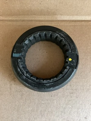 ¡Nuevo! Dodge Journey aislador. Resorte superior de suspensión trasera #05151000AD OEM Foto 1 de 4