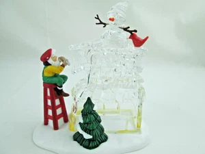 Dept 56” A Busy Elf” 56366 Escultura de Hielo Colección Heritage Village Polo Norte - Imagen 1 de 10