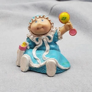 Figura de PVC Cabbage Patch Kids 1984 bebé con sonajero y biberón CPK - Imagen 1 de 5
