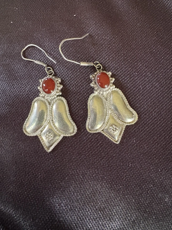 Pendientes de ley vintage tribales afganos hechos a mano con piedras de cornalina. Foto 1 de 4