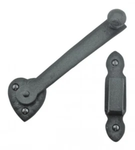 Puerta de hierro forjado negro pestillo abatible estilo corazón 4" alto con herrajes - Imagen 1 de 3