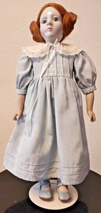 Handgefertigte Künstlerpuppe aus Porzellan auf Kilroy Ständer - Vintage - Retro - Bild 1 von 22