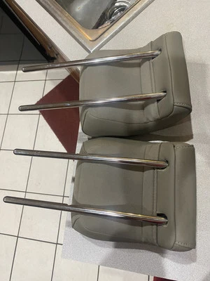 Chevrolet Suburban Premier 2017 reposacabezas de tercer asiento (2 reposacabezas) Foto 1 de 2