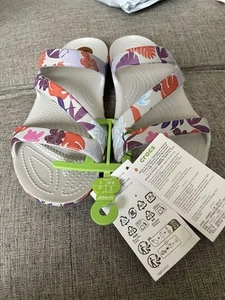 Sandali Crocs Kadee 11 iconici comfort tropicali floreali slip on con cinturino W8 nuovi con etichette - Foto 1 di 8