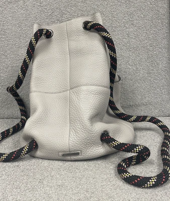 Mochila de cuero con cuerda de escalada Rebecca Minkoff (gris) Foto 1 de 4