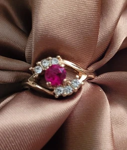 UNCAS VINTAGE 14K GOLD ELECTROPLATE RING * ROT UND STRASS * GRÖSSE 8,5 - Bild 1 von 8