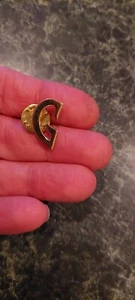 PIN DE SOLAPA DE TACHUELA CON LOGOTIPO INICIAL LETRA ""G"" TONO DORADO (**) - Imagen 1 de 3