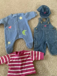Salopette cuore denim My Twinn Babies 4 pezzi con cappello, camicia rosa e pjs blu - Foto 1 di 15