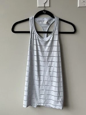 Camiseta sin mangas atlética Athleta talla S azul claro a rayas malla cuello alto chi espalda deportiva Foto 1 de 4