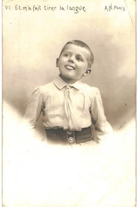 RPPC Malizioso Carino Ragazzo Francese Dottore Stick Out Your Tongue 1901 INUTILIZZATO 6/10 - Foto 1 di 2