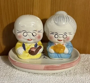 Salt & Pepper Shaker Chinese Couple on Dish Shangri-La Vintage - Picture 1 of 7