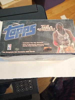 Juego de baloncesto Topps 1997-98 sellado de fábrica serie 1, 2 + 5 insertos Kobe Bryant Foto 1 de 4