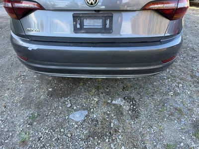 Cubierta de parachoques trasero Volkswagen Jetta 2019-2021 algo de pintura suelta gris Foto 1 de 4