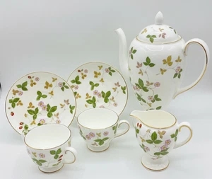 Wedgwood Wild Strawberry Coffee Pot Cup & Saucer Creamer 6 pcs Leigh Tea Service - Picture 1 of 10