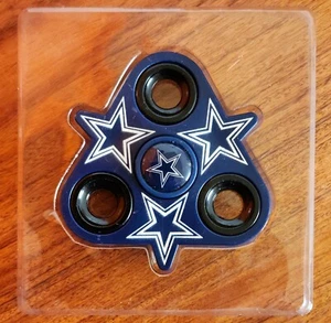 NUEVO FOCO Dallas Cowboys NFL Equipo de Fútbol Tres Vías Fidget Estrés Spinner Nuevo en Caja - Imagen 1 de 5