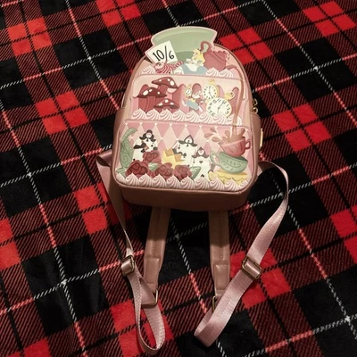Mini Mochila Loungefly Disney Alicia en el País de las Maravillas Pastel de Té Rosa Gato de Cheshire Foto 1 de 4