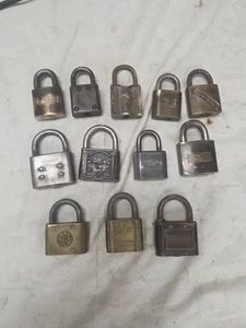 12 Stck. Antik Messing Gusseisen Vorhängeschloss Schloss Lot Yale Corbin Peerless Ace keine Schlüssel - Bild 1 von 8