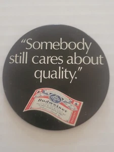 Vintage Budweiser pinback " Somebody cares about quality " - Imagen 1 de 4