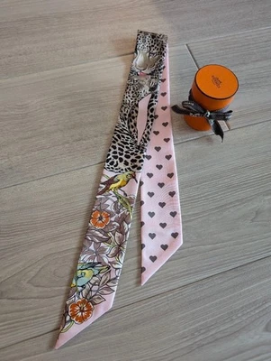 爱马仕斜纹丝绸围巾丛林爱情粉红色标签盒未使用。 — 第 1/4 张图片