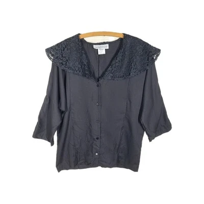 Camisa feminina vintage anos 90 gola de renda preta com botões feita nos EUA tecido poli VIscose - Imagem 1 de 4