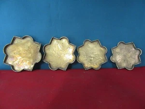 864. 4er Set kleine Messing verschachtelte Untersetzer, Schmuck Geschirr Tabletts Blumenmuster - Bild 1 von 7