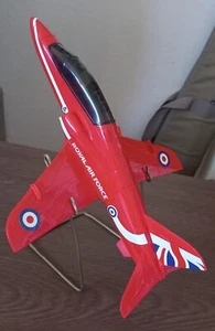 Airfix Quick Build RAF Red Arrows Hawk Flugzeug (gebaut) - Bild 1 von 7