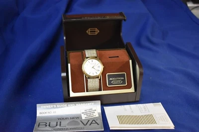 Reloj de cuarzo vintage Bulova años 80 Accutron fecha funcionando con caja y papeles nítidos Foto 1 de 4