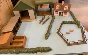 BRITAINS.Ect.1:32.FARM.BARN.TRACTOR SHED.FARM HOUSE.CORN.POTATO STORE.PIGS & STY - Picture 1 of 24