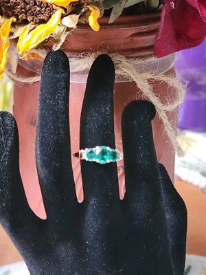 Anillo de 3 piedras de diamantes esmeralda triple creado en laboratorio de oro amarillo de 10 quilates talla 7 Foto 1 de 4