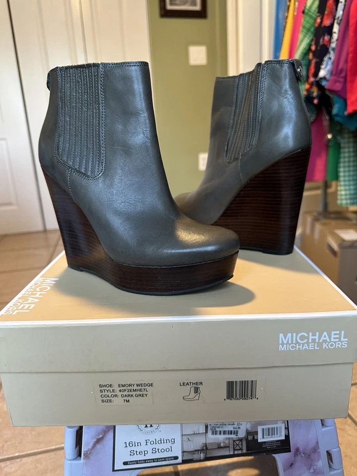 Bota de cuña Michael kors cuero Emory modelo 40F2EMHE7L gris oscuro talla 7M Foto 1 de 4