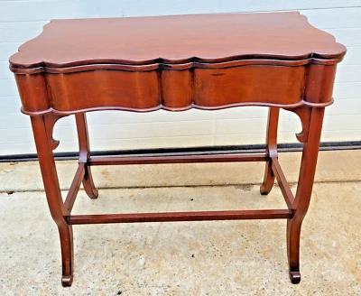 ANTIGUA MESA DE JUEGO PLEGABLE FRONTAL SERPENTINA DE CAOBA Foto 1 de 4