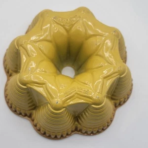 Sartén para pasteles fiesta fiesta Bundt cono acanalado amarillo Nordic Ware de colección de los años 80 - Imagen 1 de 14