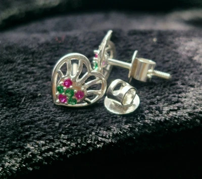 925 Argento Sterling Cuore Orecchini a Perno Con Rubino & Smeraldo Pietre - Immagine 1 di 4