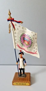 Soldat de plomb CBG Mignot porte étendard Val de Grace socle bois - Picture 1 of 10
