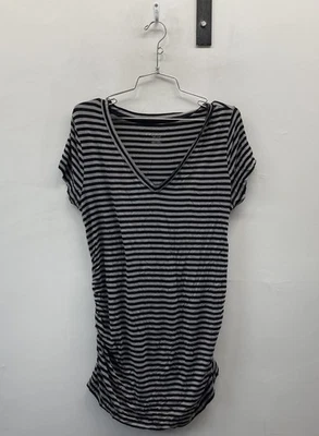 Camiseta Liz Lange Maternidade Feminina Preta Cinza Listrada Decote V Tamanho M - Imagem 1 de 4