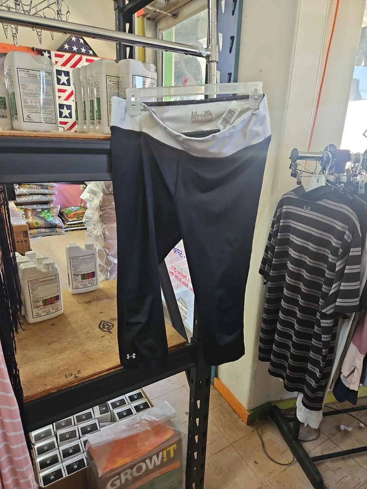 Under Armour Women's XL Black White Cropped Leggings Yoga Pants - Image 1 of 1