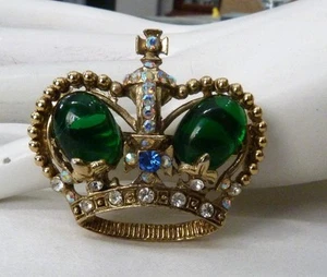 VINTAGE 1 5/8" LARGE GREEN GLASS CABOCHONS AURORA BOREALIS RHINESTONE CROWN PIN - Picture 1 of 8