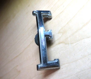 1965 DODGE CORONET REAR TRUNK EMBLEM LETTER "E" 2528318 - Picture 1 of 4