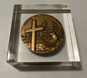Christian Broadcasting Co Commemorative Coin in Acrylic Paperweight NICE VTG - Picture 1 of 3